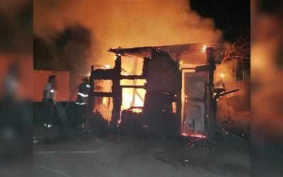 Apagón provoca incendio y deja a una familia sin vivienda